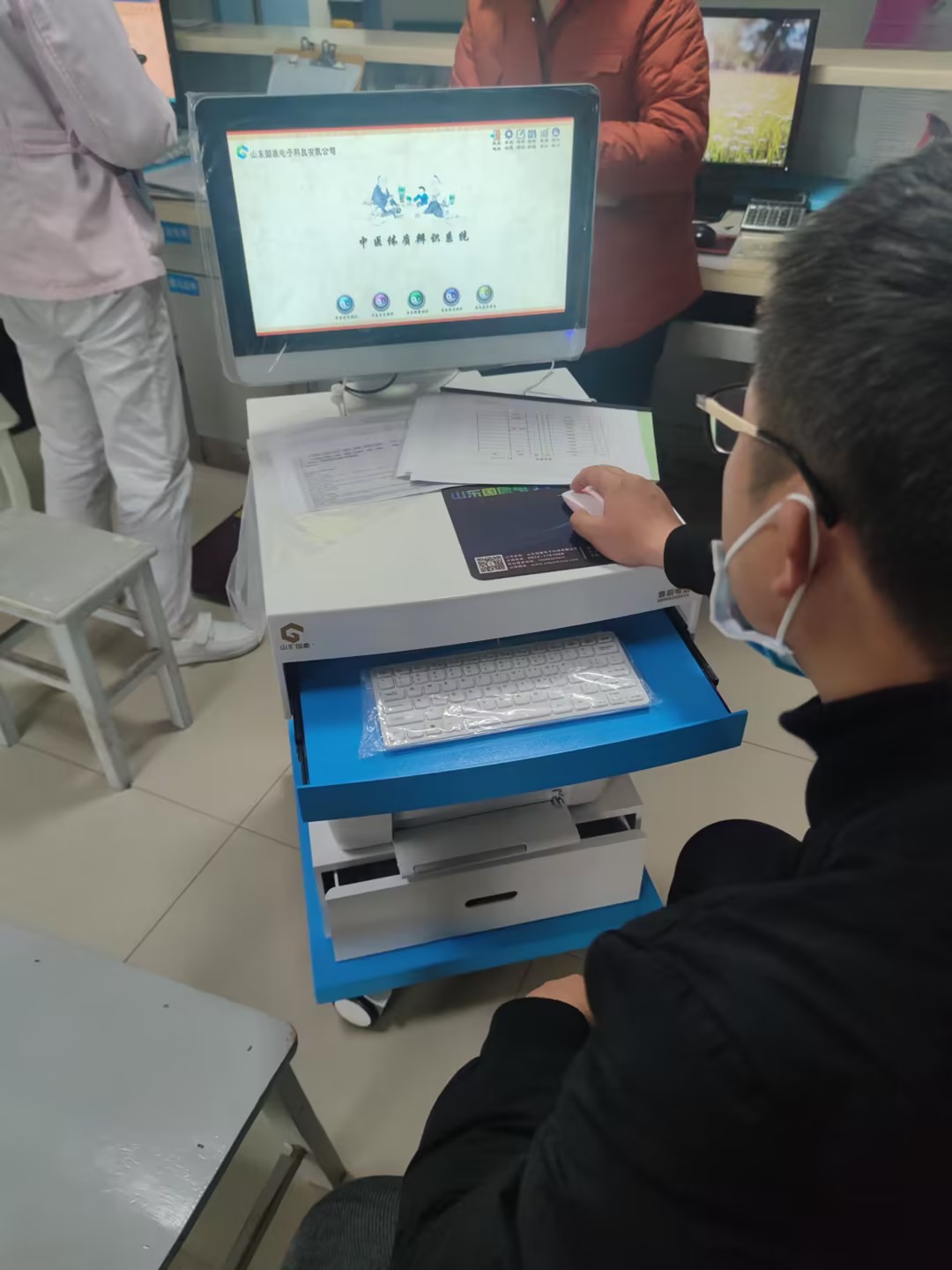 中醫體質測試儀器廠家提醒腰疼便是腎虛嗎，來對比一下吧